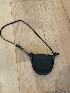 NWOT Universal Thread Black Crossbody Saddle Bag - Minimalist Women's Bag
